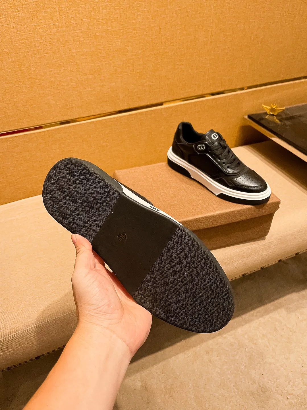 Men's shoes💰 440💰[Dior]🔥 High-end men's shoes brand official website 1:1 latest masterpiece: the upper is made of Italian imported first-layer cowhide with a comfortable and breathable lining➕original non-slip and wear-resistant outsole🔥, making walking more convenient and comfortable! An exclusive new model, a stunning work, a beautiful 1:1 replica [color] compared to the official quality! Create a fashionable personality to set off your uniqueness! A must-have for trendy men! Classic 🔥 Size: 38-44 Color: 🔥 2⃣️ colors available 🔥.